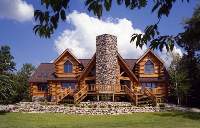 maison en rondins de bois et pierre avec un toit marron