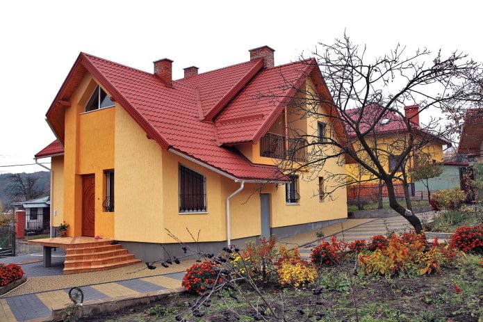 chalet orange et jaune avec un toit rouge