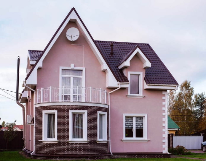 maison rose avec un toit en cerisier