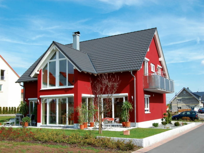 maison rouge avec un toit noir