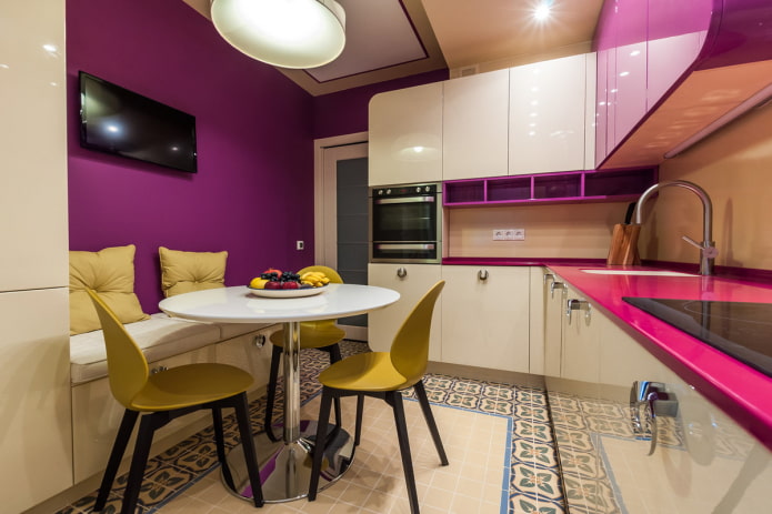 Cuisine violet vif avec jaune