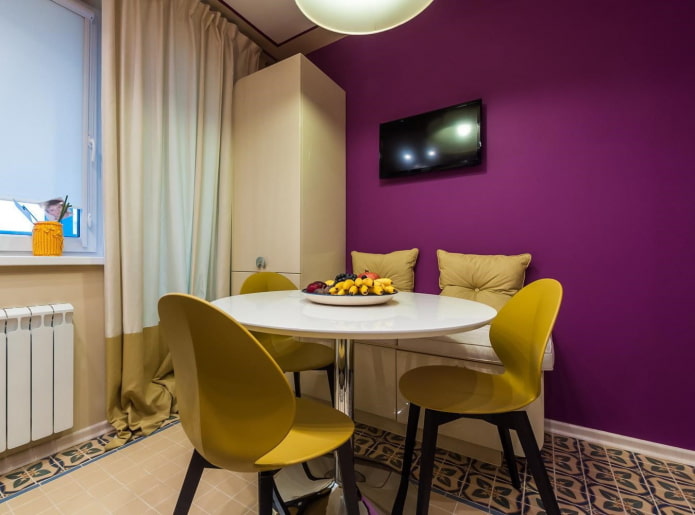 salle à manger violet et jaune