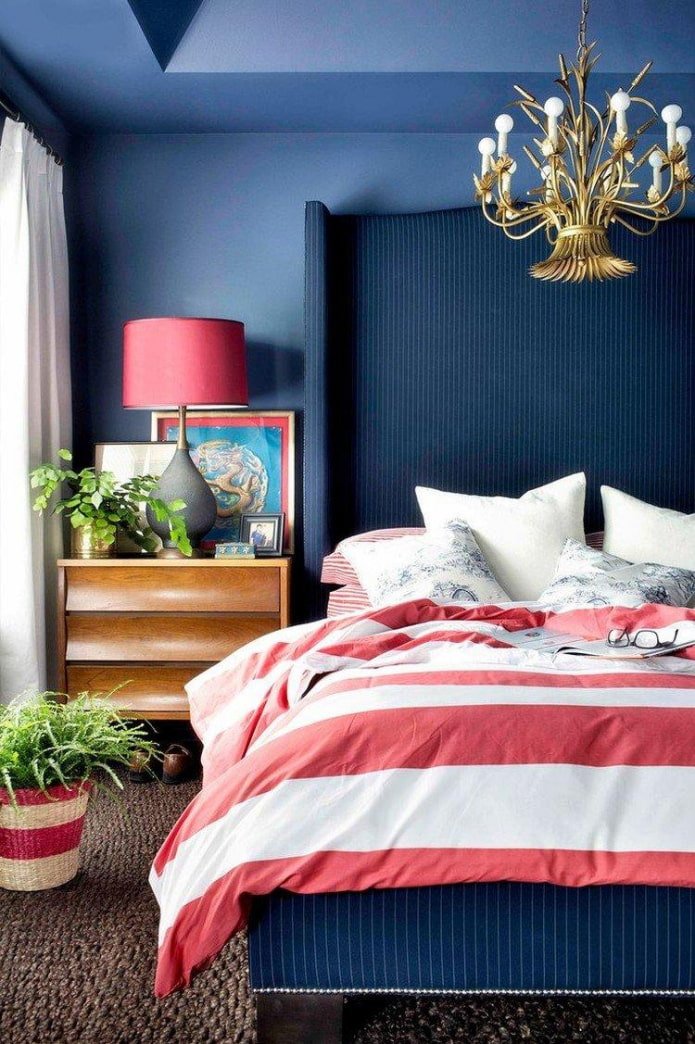 une chambre bleue avec des touches de rouge