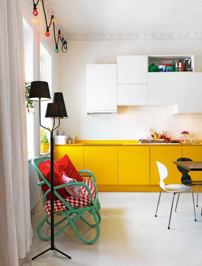 cuisine lumineuse avec murs blancs