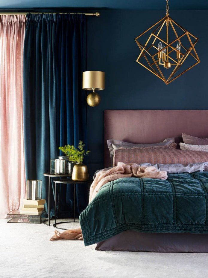 Rose poudré et bleu dans la chambre