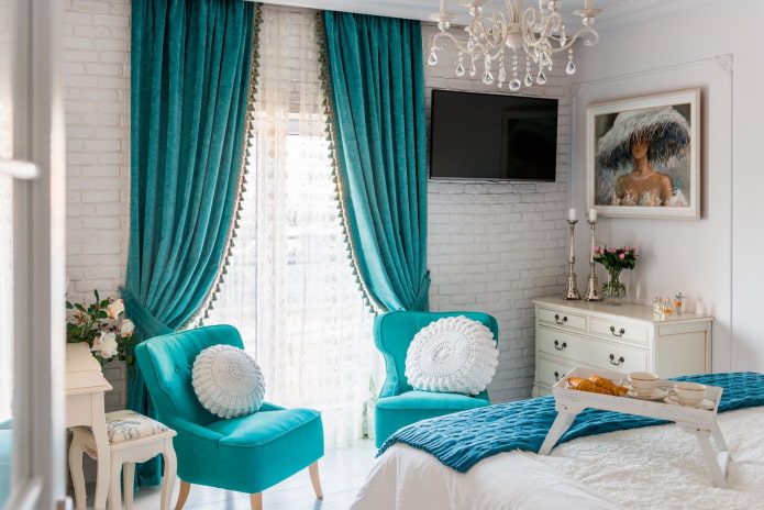 Touches turquoise dans la chambre