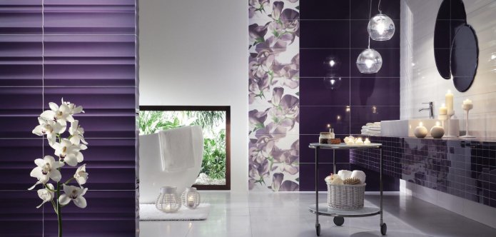 Carrelage de salle de bain blanc et violet avec un motif d'orchidée