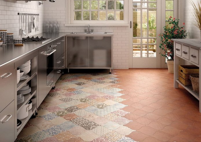 Carrelage patchwork sur le sol de la cuisine