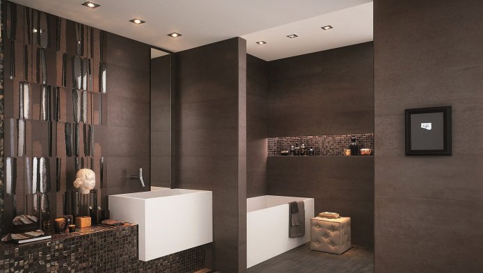Combinaison de mosaïque et de grès cérame dans une salle de bain marron foncé