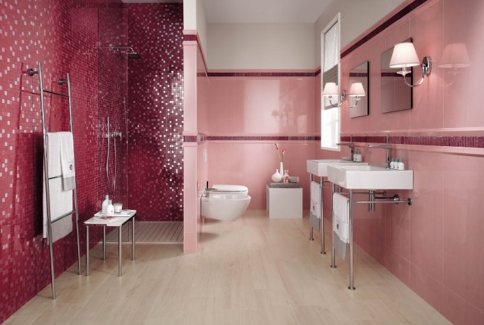 Combinaison de mosaïque cerisier et de carrelage rose dans la salle de bain