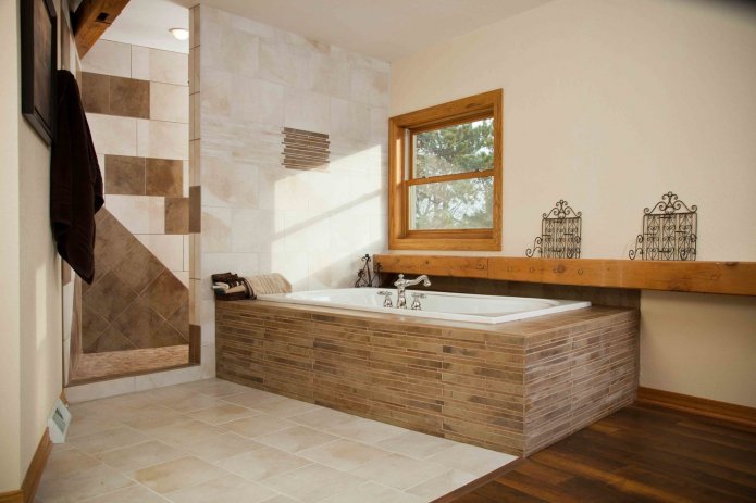 Combinaison de carrelage et de bois dans la salle de bain