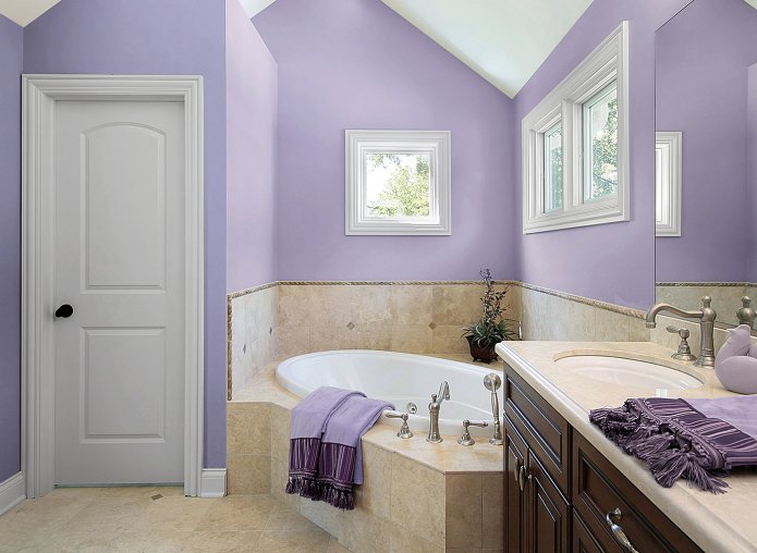 Murs lilas et carrelage beige dans la salle de bain