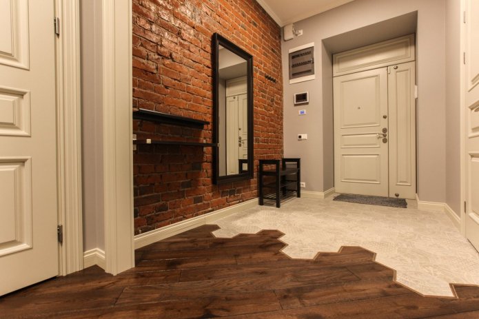 Transition inhabituelle du carrelage au stratifié au sol dans le couloir