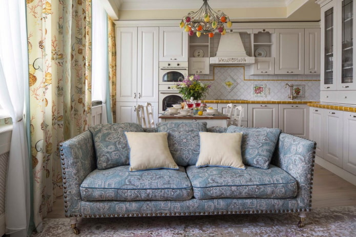 canapé dans un intérieur de style provençal