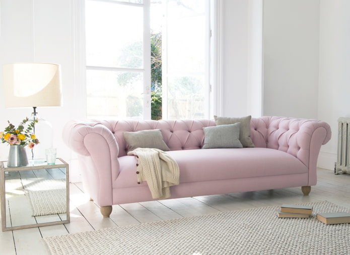 canapé rose à l'intérieur
