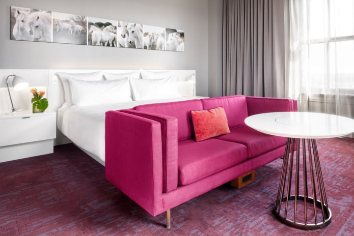 canapé dans une chambre
