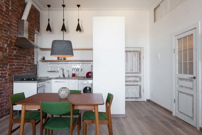 Chaises soviétiques dans une cuisine moderne
