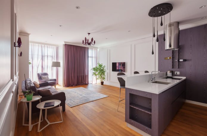Intérieur de la cuisine-salon avec différentes couleurs de murs