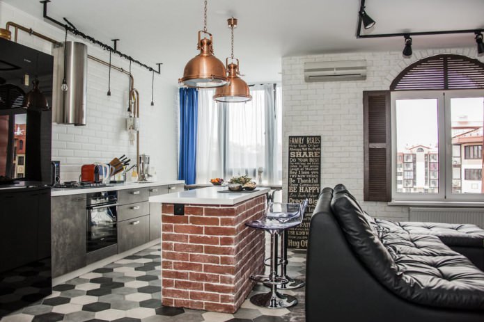 Aménagement cuisine-salon avec un comptoir de bar à base de briques
