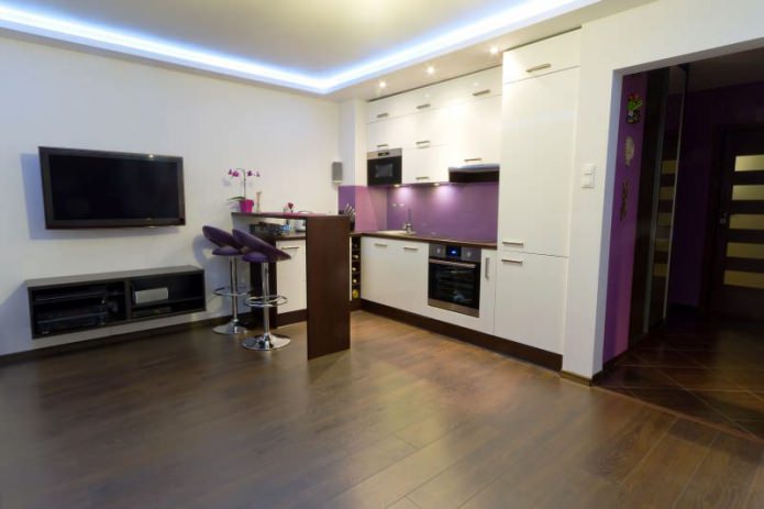 Aménagement cuisine-salon avec un comptoir de bar blanc et violet