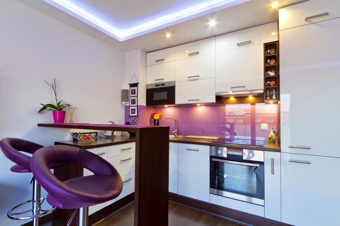 Aménagement cuisine avec un comptoir de bar blanc et violet