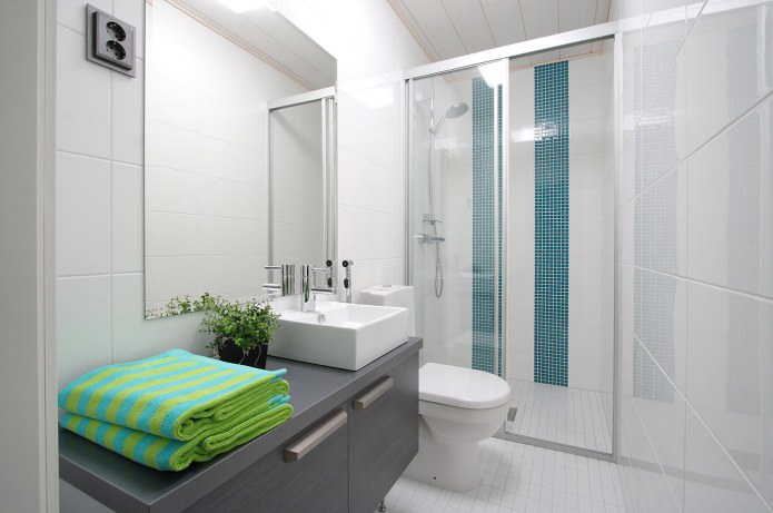 Aménagement d'une petite salle de bains avec cabine de douche de style moderne
