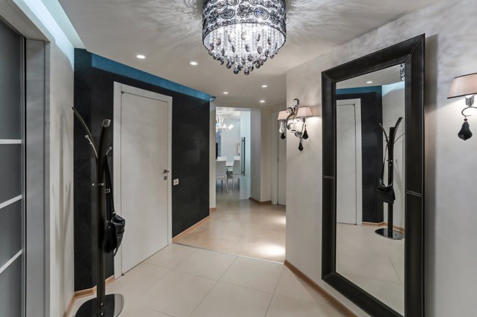 Éclairage du couloir avec un lustre luxueux
