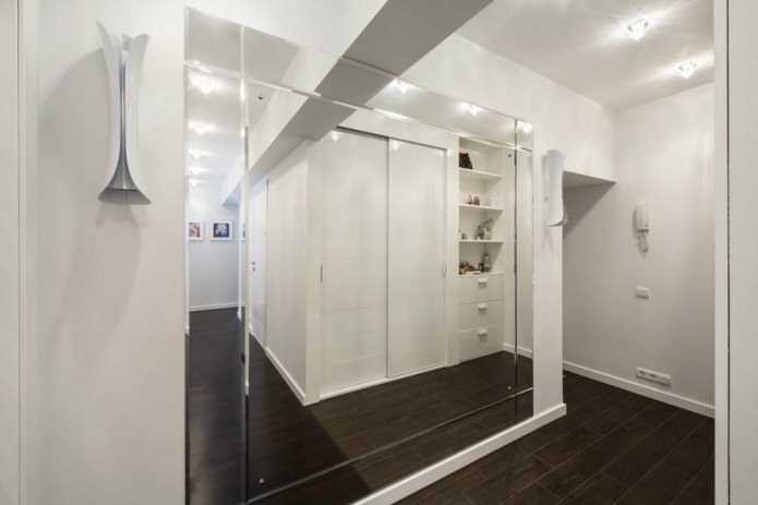 Grand miroir dans un couloir lumineux