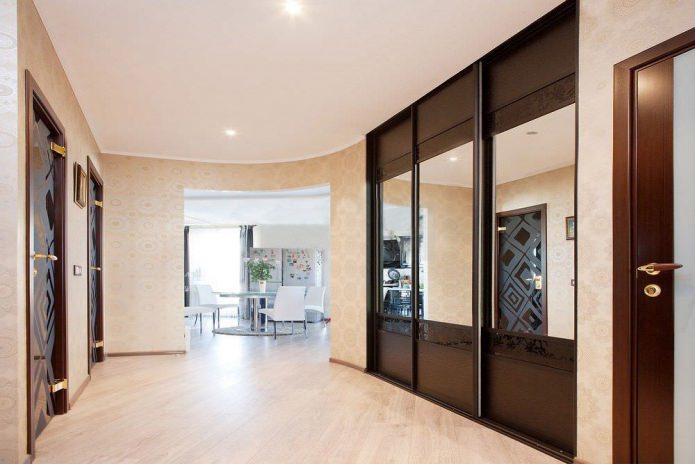 Armoire coulissante avec miroirs dans un grand couloir