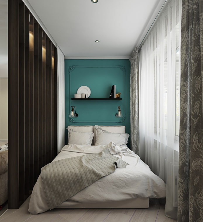 chambre étroite avec un mur clair