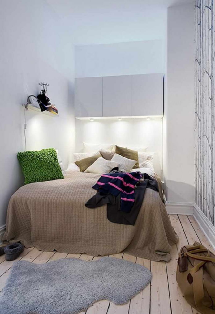 chambre avec murs blancs