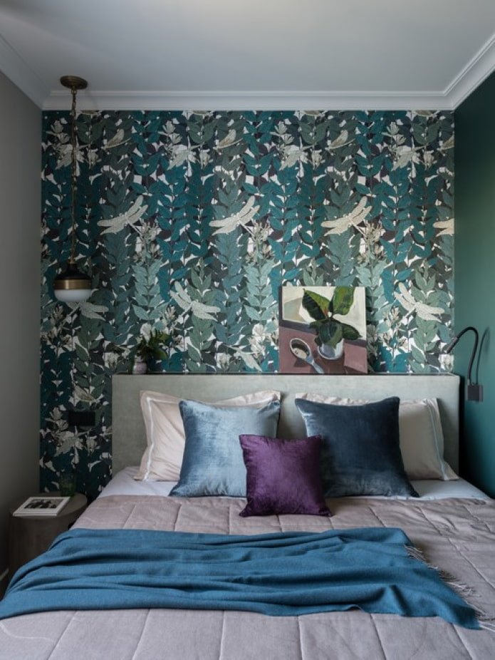 chambre avec un mur clair