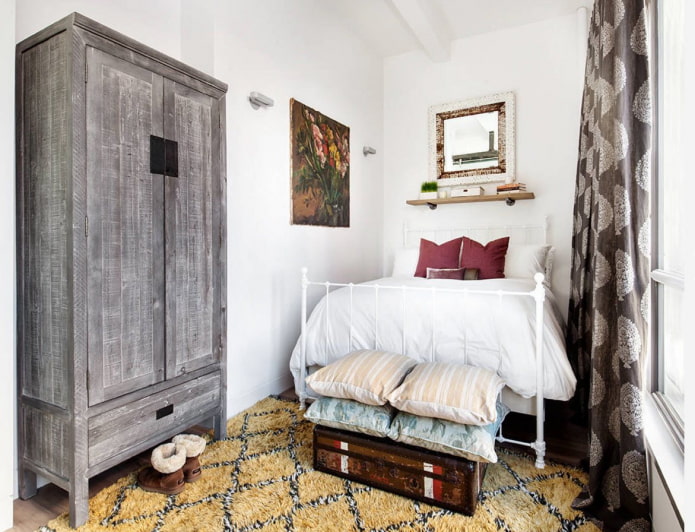 Intérieur d'une chambre étroite et allongée