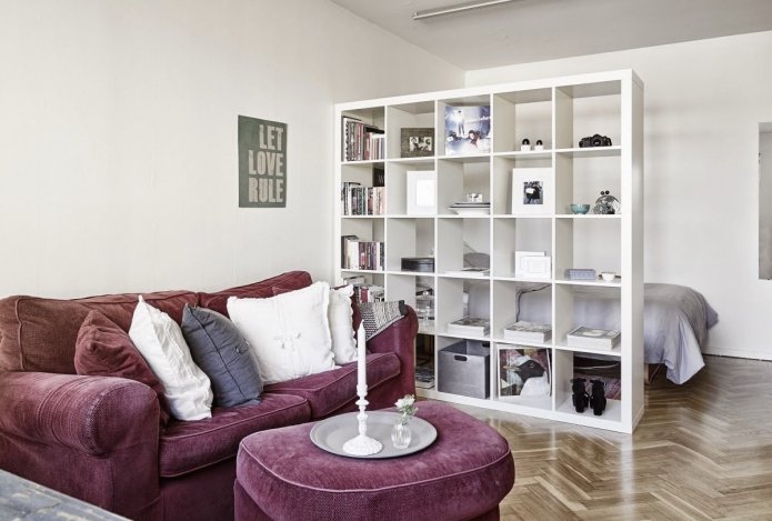 Étagère à l'intérieur de la chambre-salon