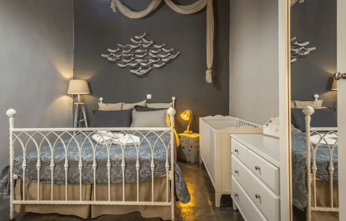 conception d'une petite chambre combinée avec une chambre d'enfant