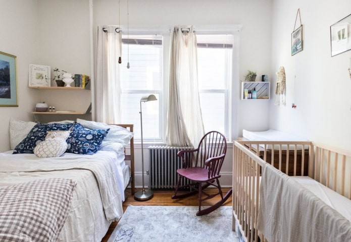 Espace parents dans une chambre combinée avec une chambre d'enfant