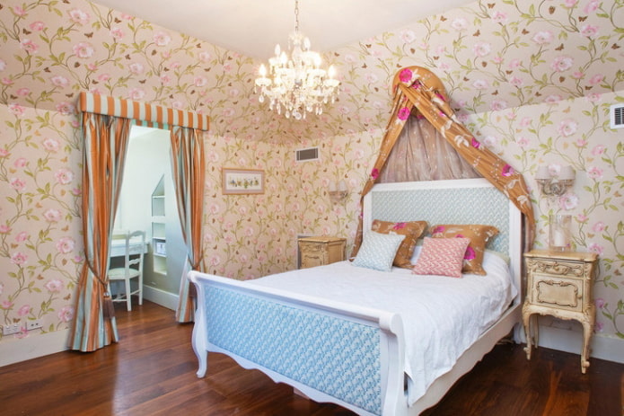 agencement d'une chambre mansardée avec un lieu de travail