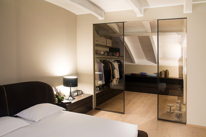 Zonage du dressing dans une chambre mansardée