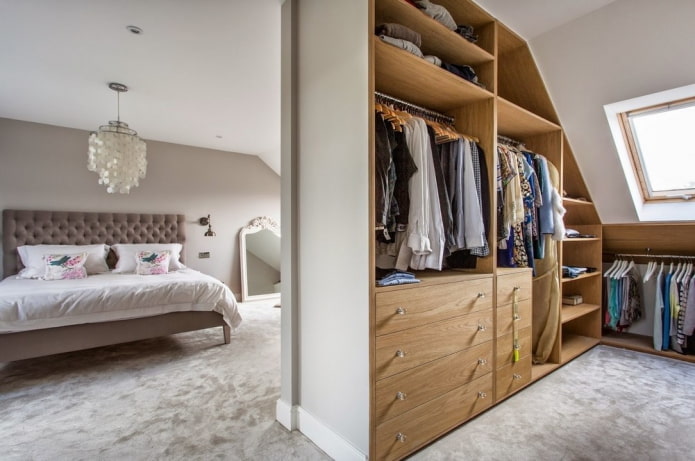 Zonage du dressing dans une chambre mansardée