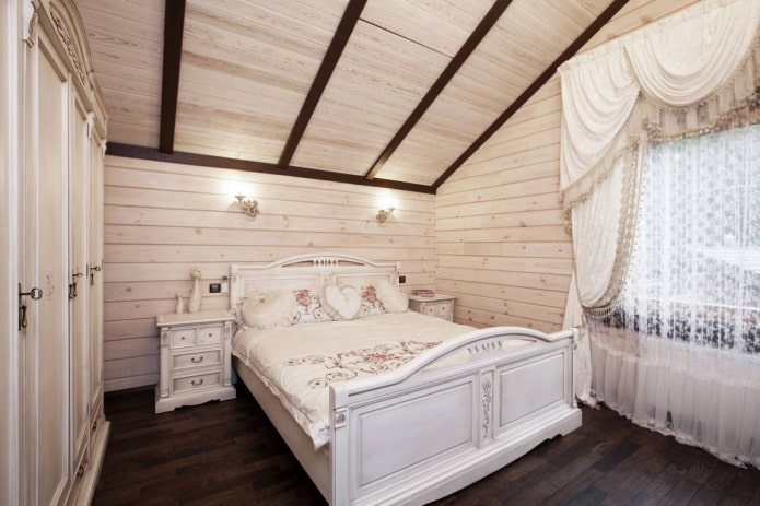 Intérieur d'une chambre mansardée de style provençal