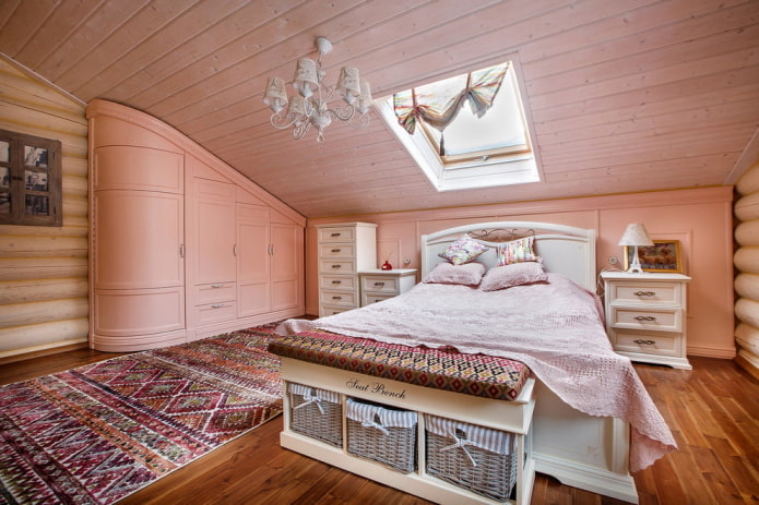 Intérieur d'une chambre mansardée de style provençal