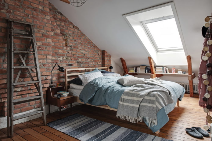 Intérieur d'une chambre mansardée de style loft