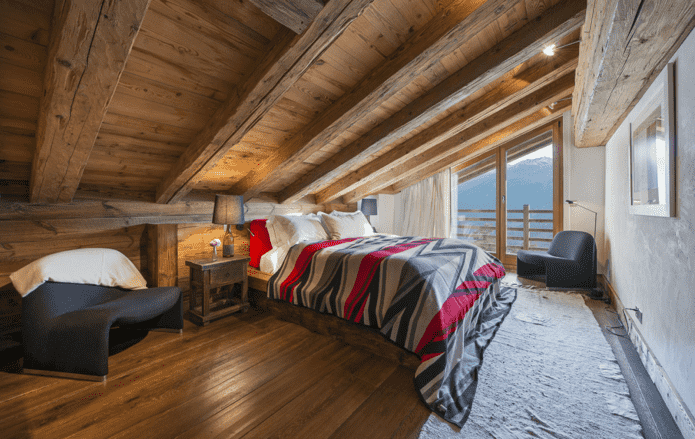 Intérieur de chambre mansardée de style chalet