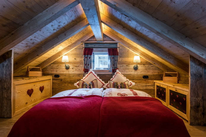 Intérieur de chambre mansardée de style chalet