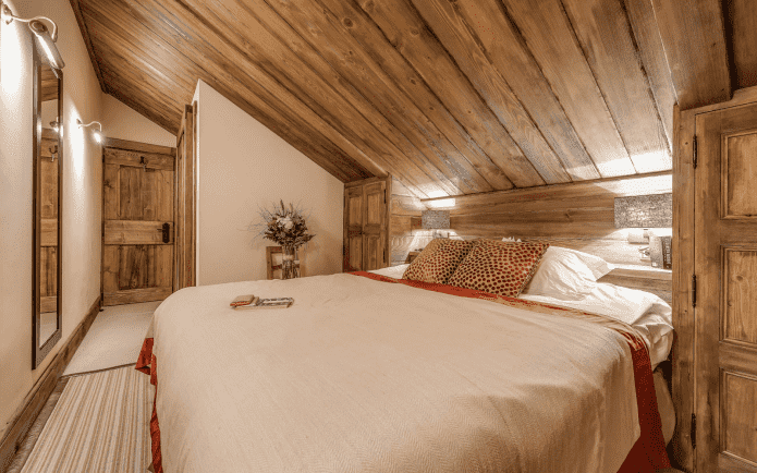 Intérieur de chambre mansardée de style chalet