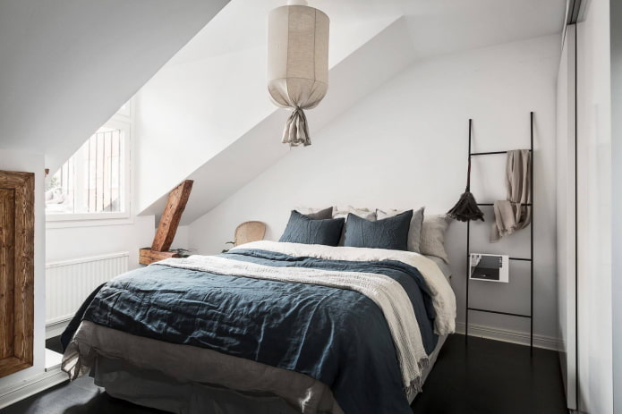 Intérieur d'une chambre mansardée de style scandinave