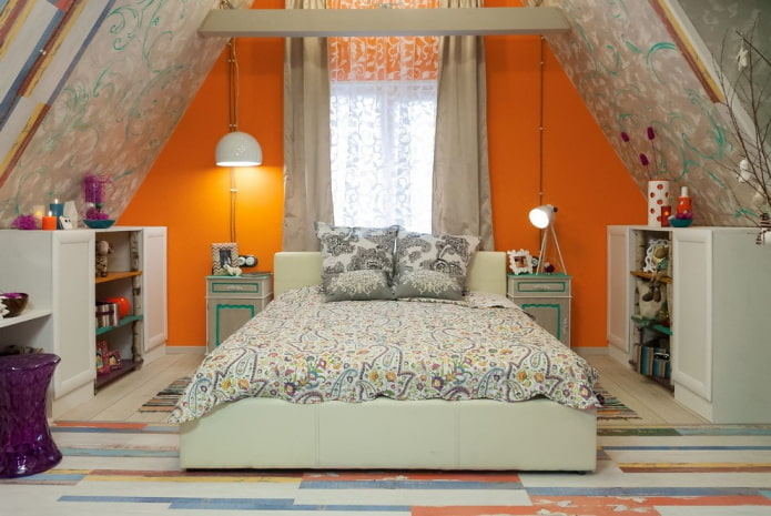 aménagement intérieur d'une chambre mansardée