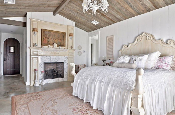 Aménagement intérieur d'une chambre mansardée