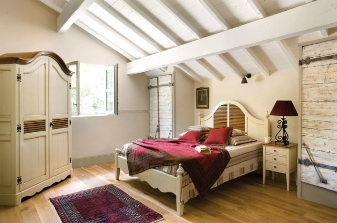Aménagement intérieur d'une chambre mansardée