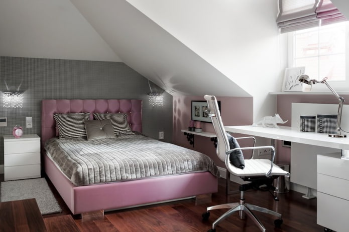 Intérieur d'une chambre mansardée pour fille